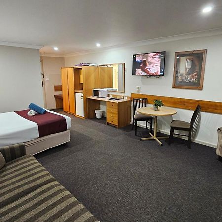 Hilltops Retreat Motor Inn Young Luaran gambar