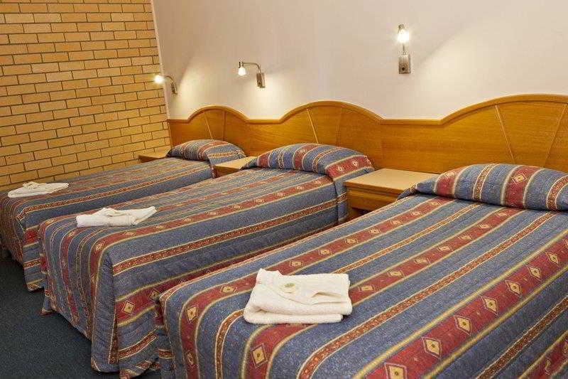 Hilltops Retreat Motor Inn Young Bilik gambar