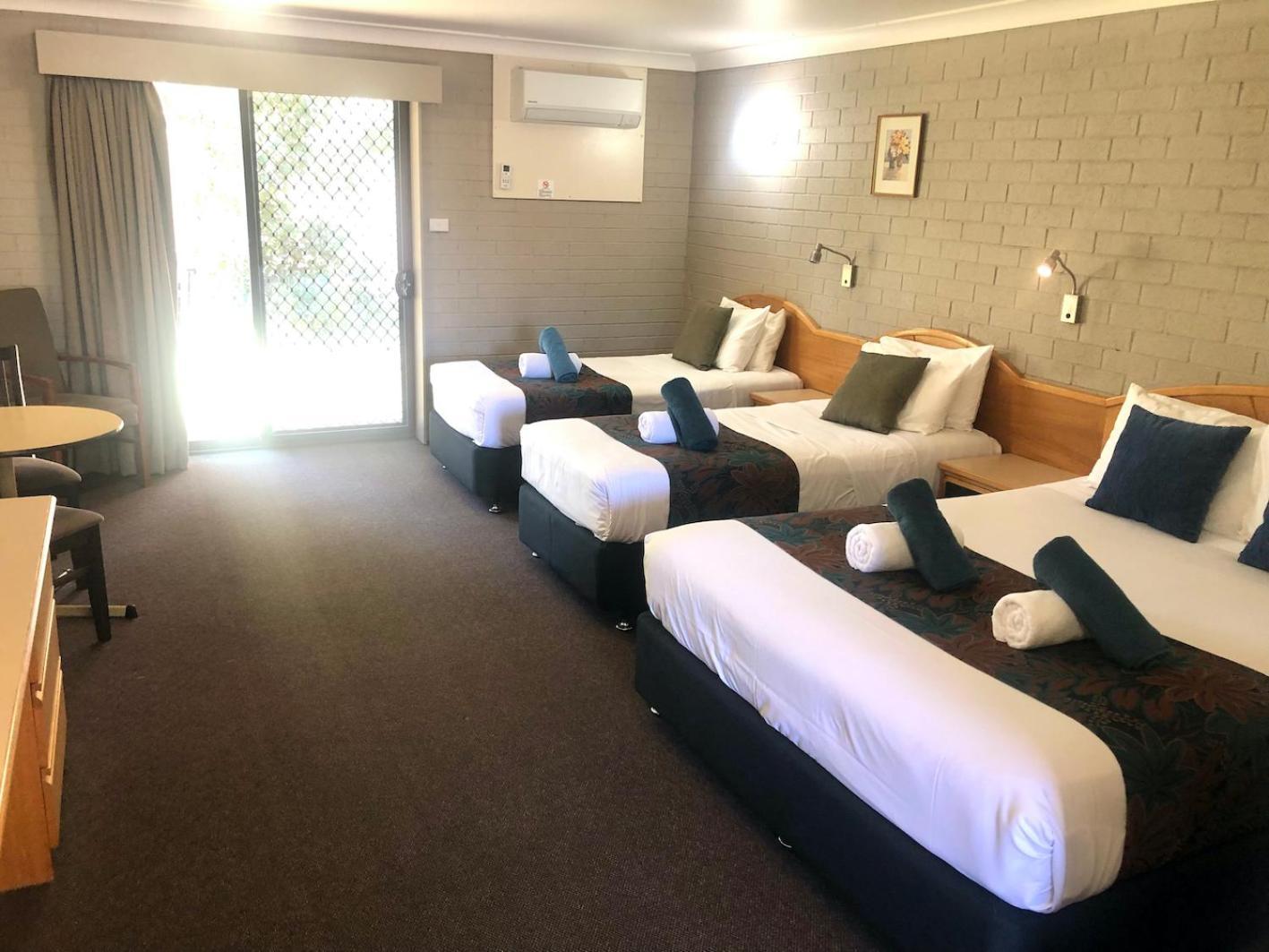 Hilltops Retreat Motor Inn Young Luaran gambar