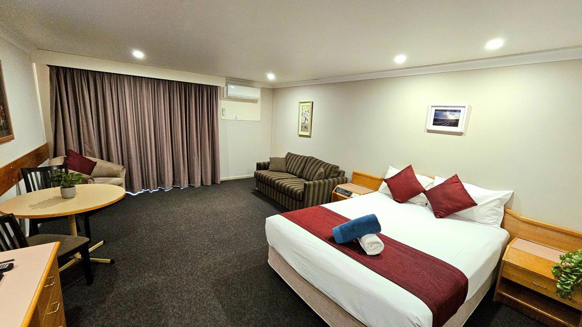 Hilltops Retreat Motor Inn Young Luaran gambar