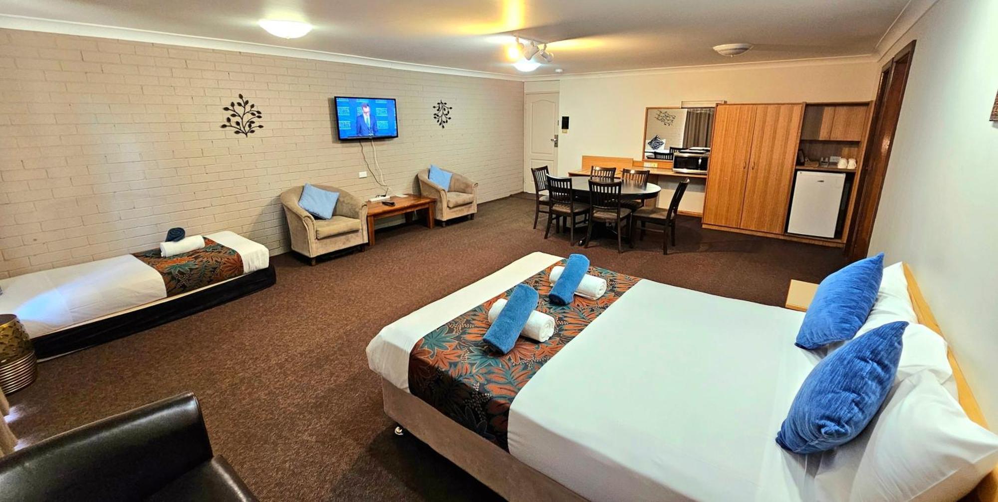 Hilltops Retreat Motor Inn Young Luaran gambar