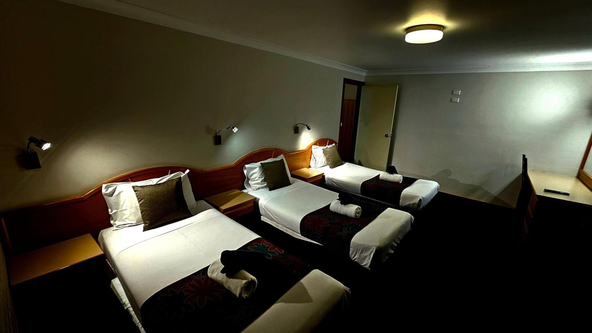 Hilltops Retreat Motor Inn Young Luaran gambar