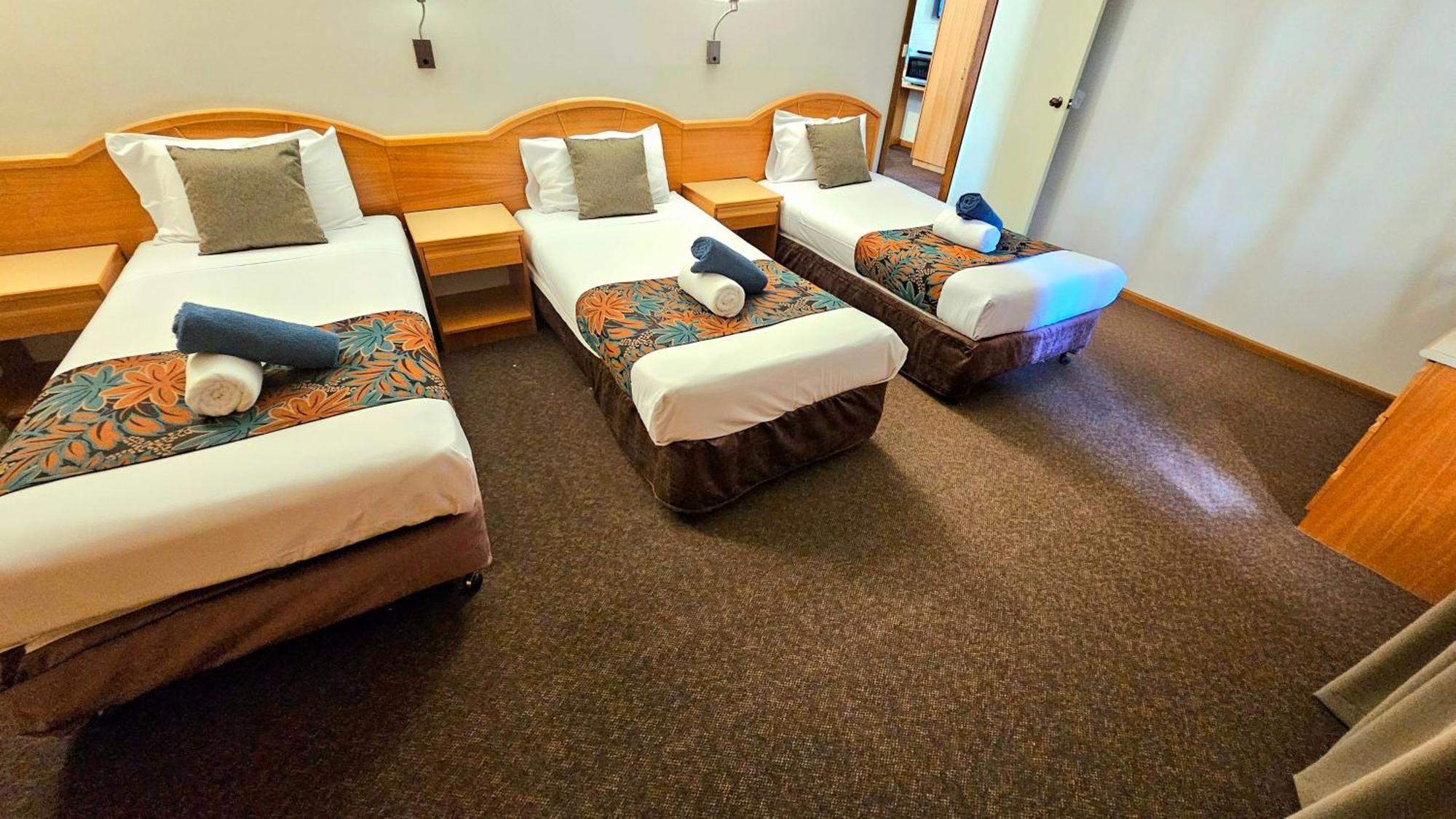 Hilltops Retreat Motor Inn Young Luaran gambar