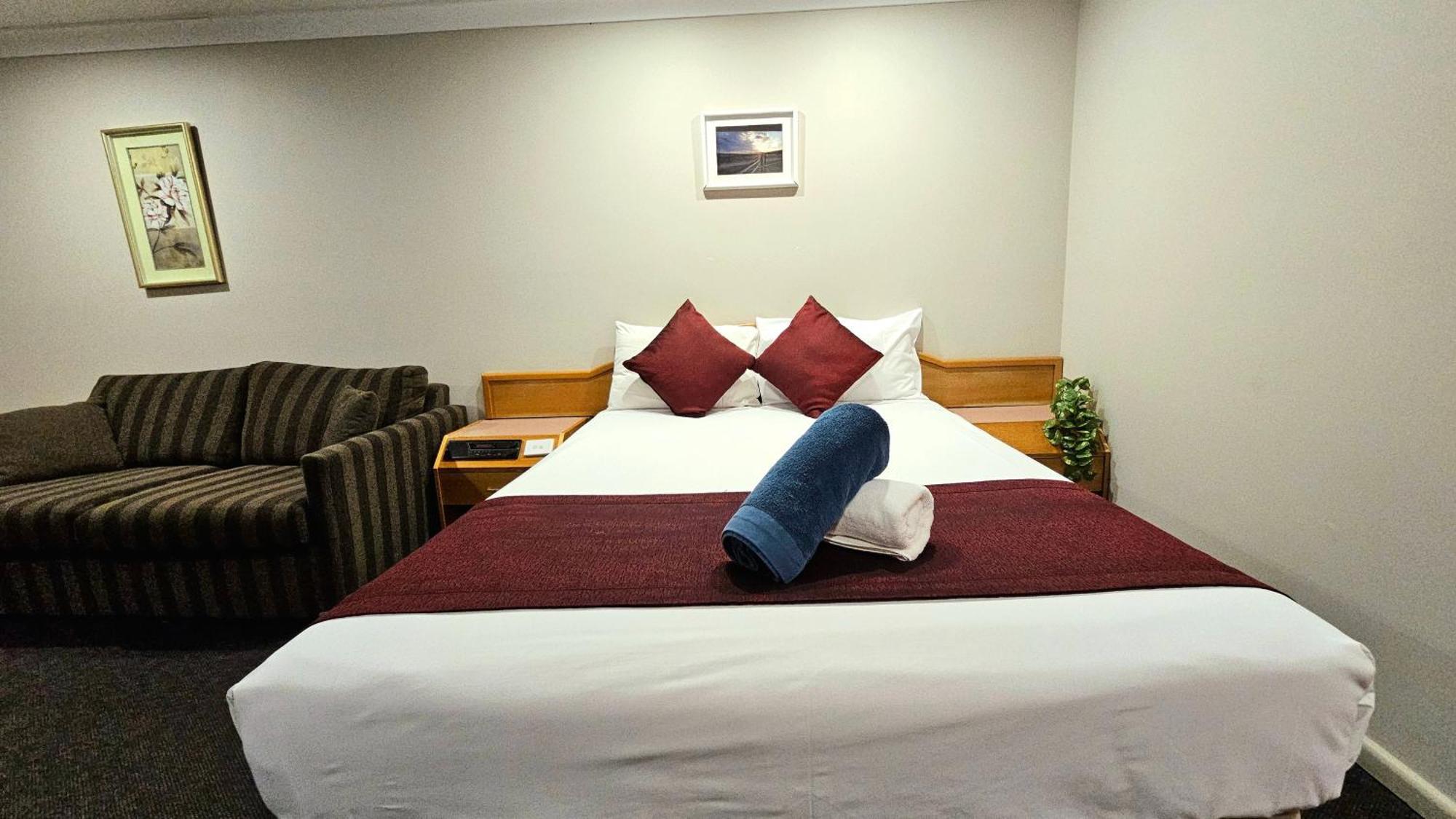 Hilltops Retreat Motor Inn Young Luaran gambar
