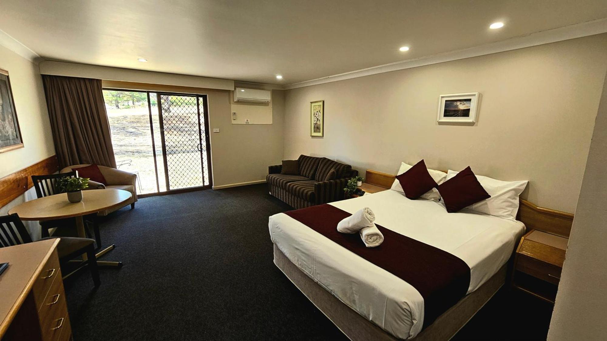 Hilltops Retreat Motor Inn Young Luaran gambar