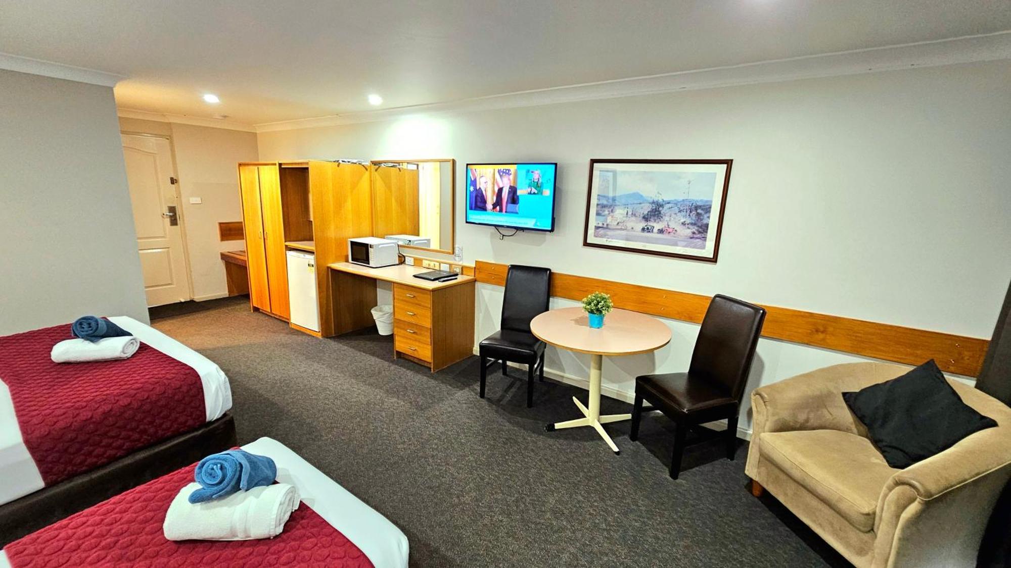 Hilltops Retreat Motor Inn Young Luaran gambar