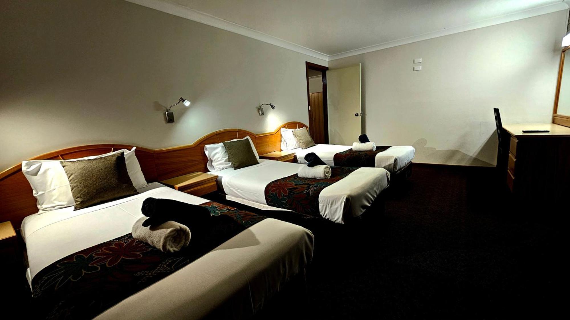 Hilltops Retreat Motor Inn Young Luaran gambar