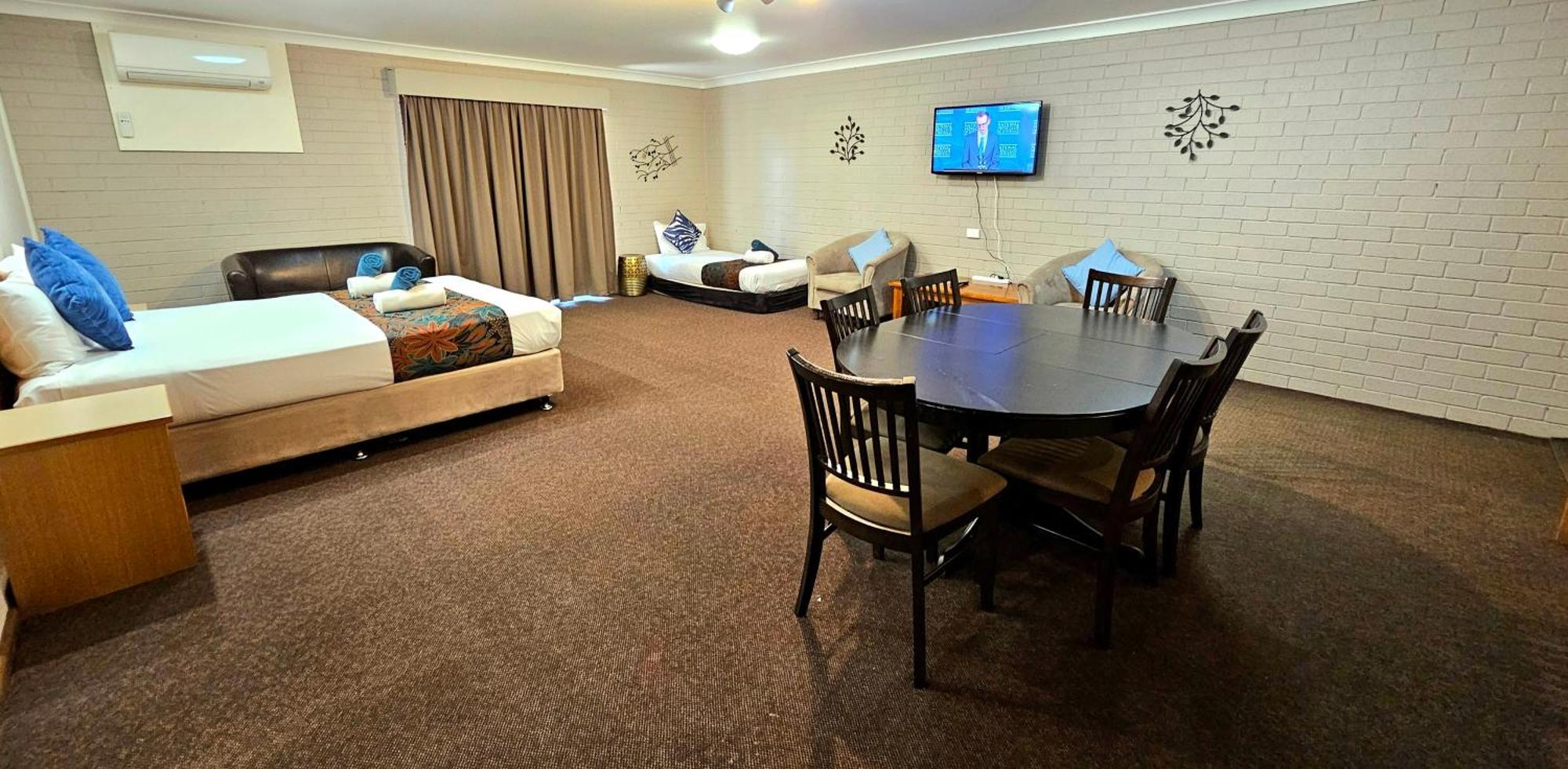 Hilltops Retreat Motor Inn Young Luaran gambar