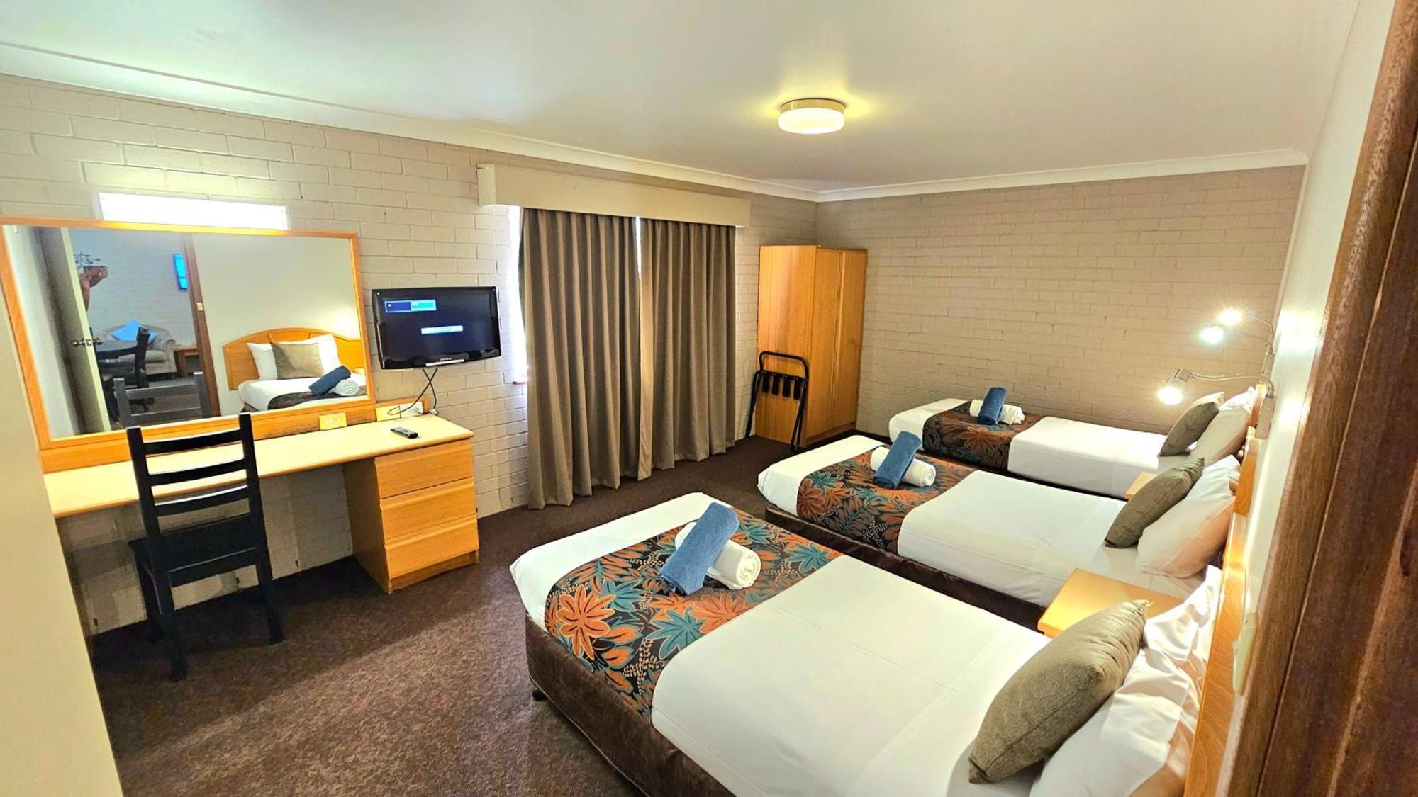 Hilltops Retreat Motor Inn Young Luaran gambar