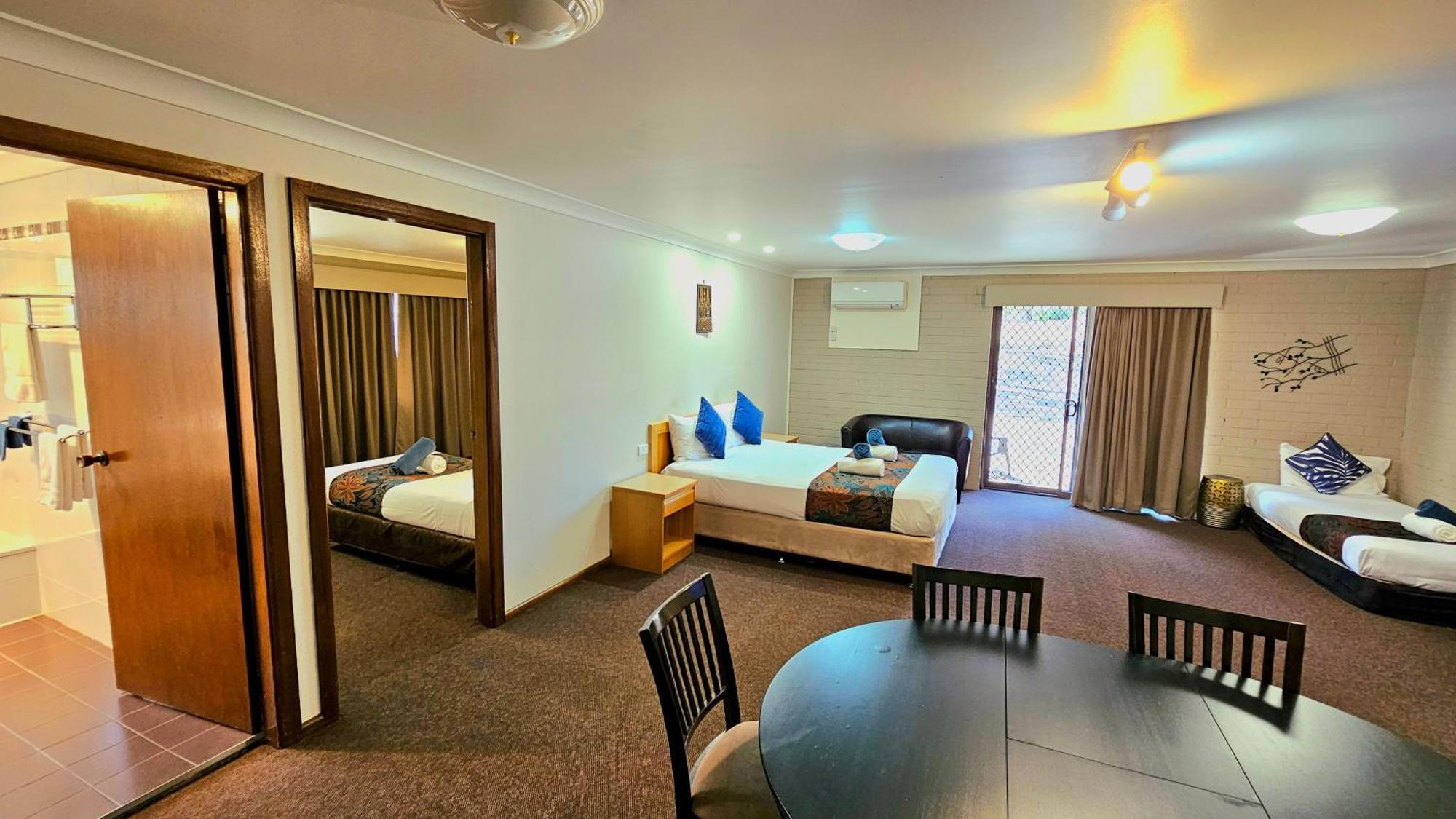Hilltops Retreat Motor Inn Young Luaran gambar