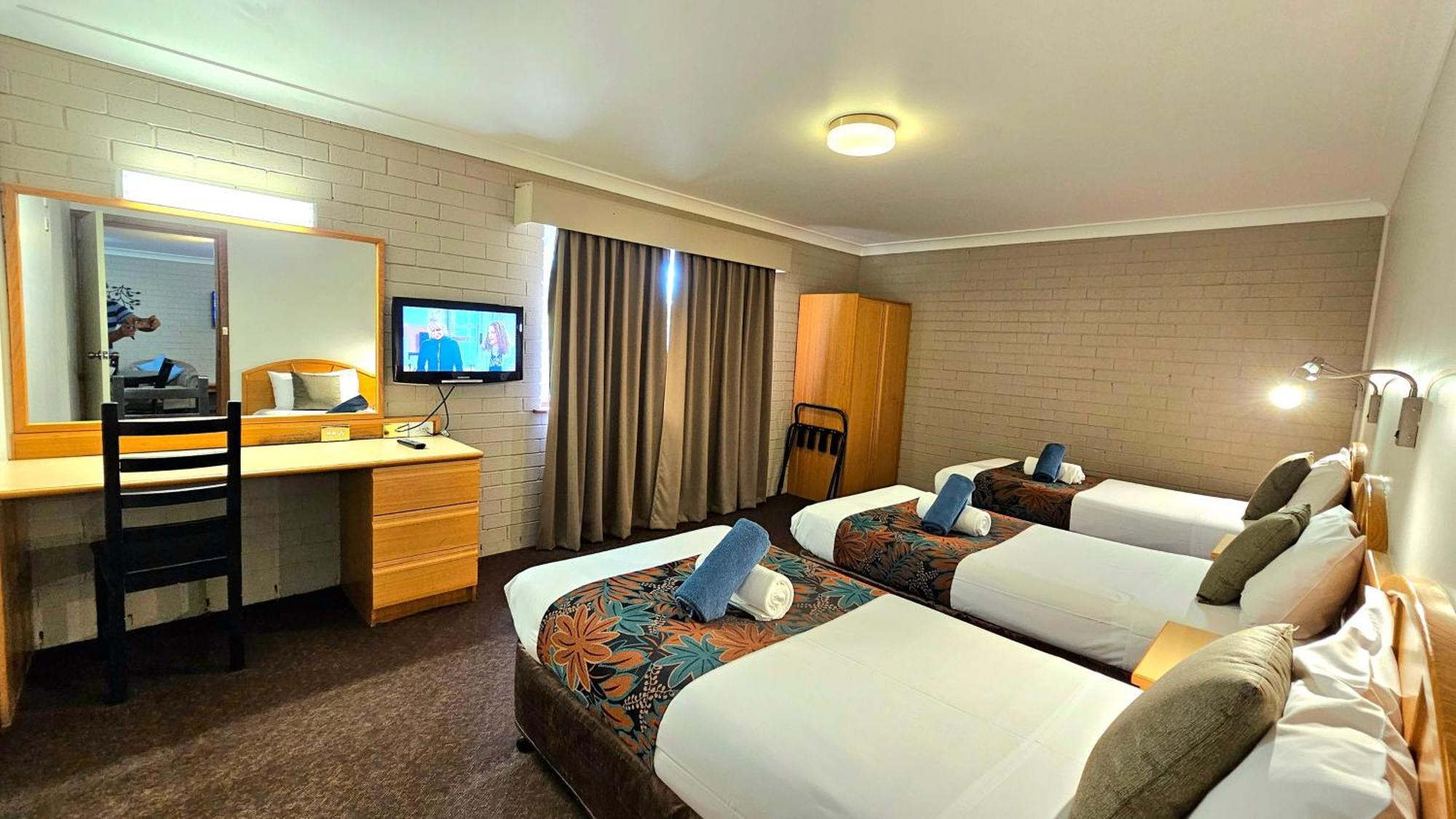 Hilltops Retreat Motor Inn Young Luaran gambar
