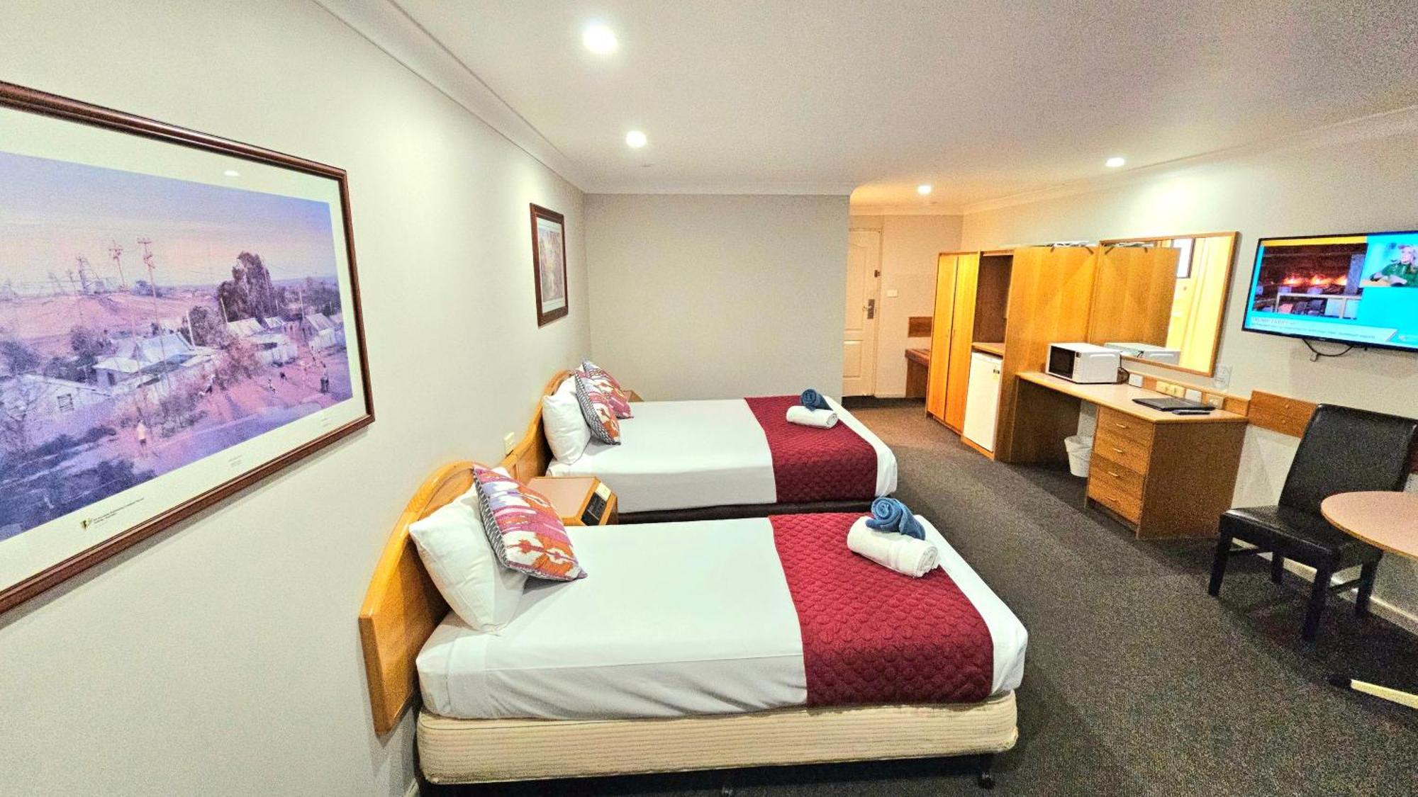 Hilltops Retreat Motor Inn Young Luaran gambar