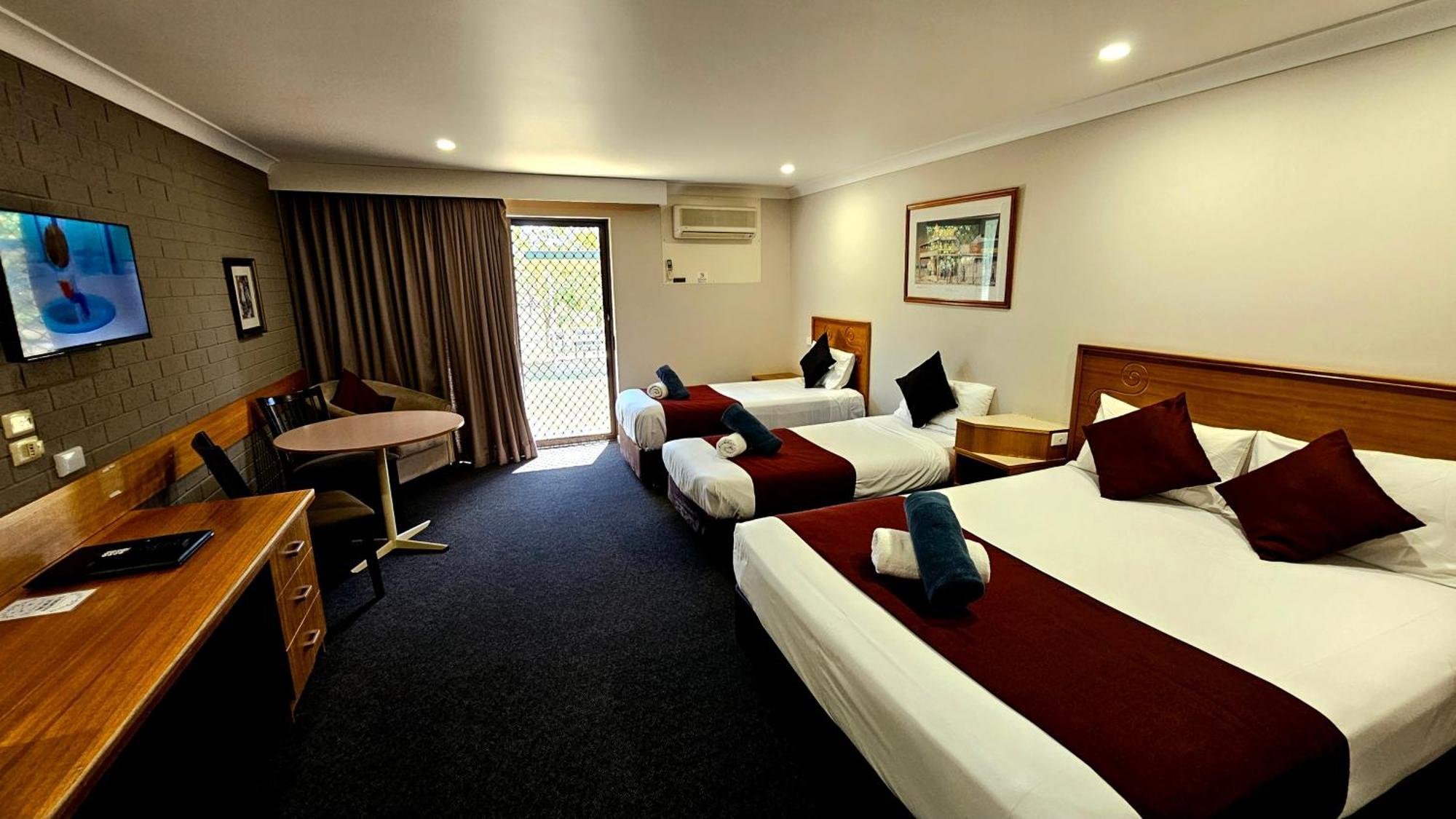 Hilltops Retreat Motor Inn Young Luaran gambar