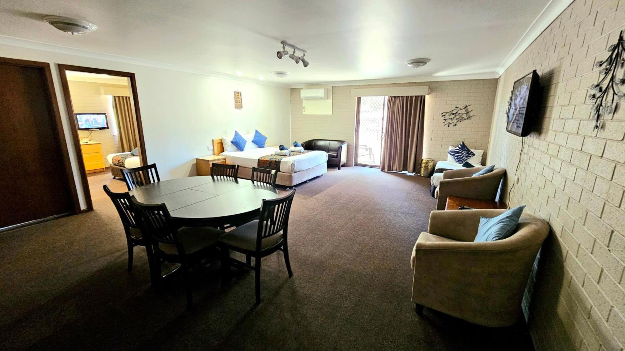 Hilltops Retreat Motor Inn Young Luaran gambar