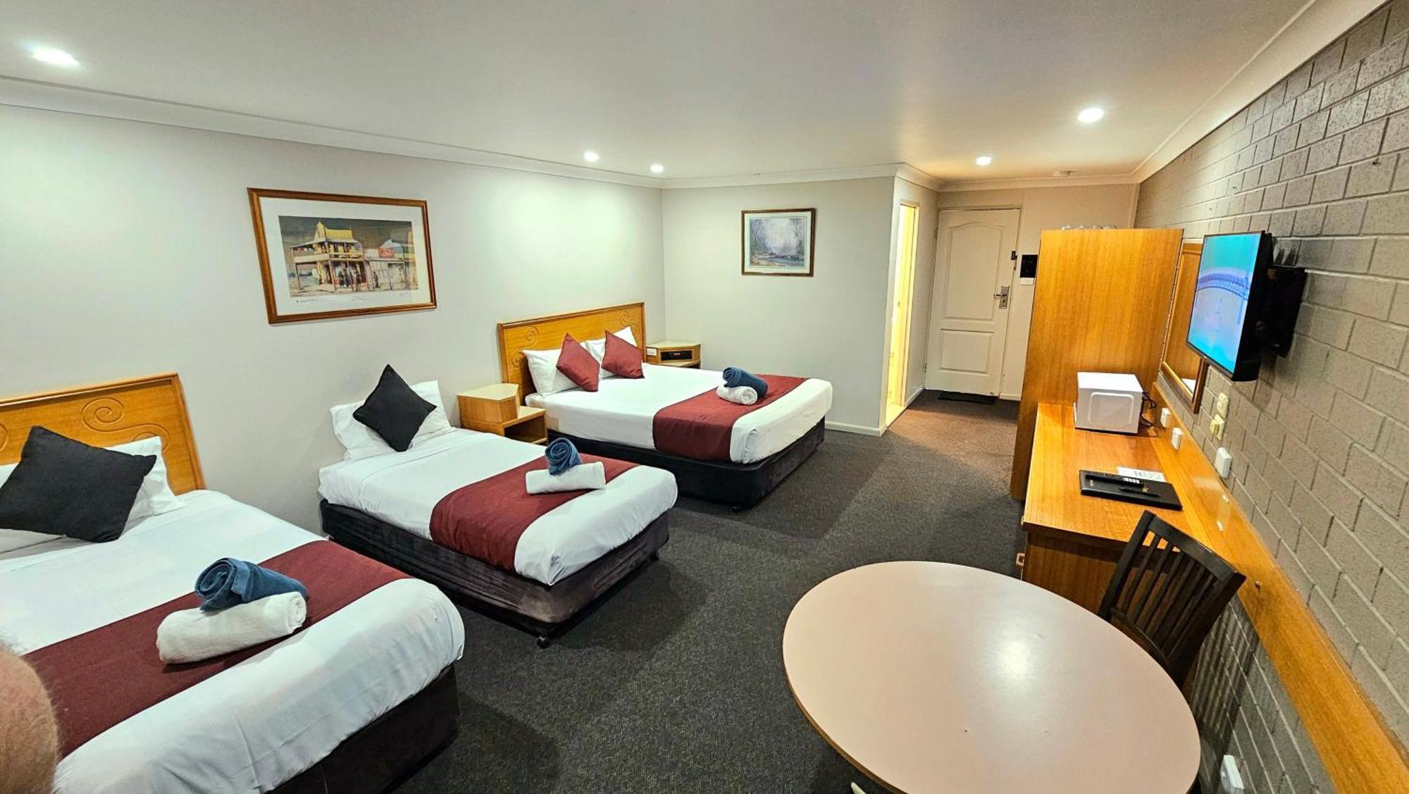 Hilltops Retreat Motor Inn Young Luaran gambar