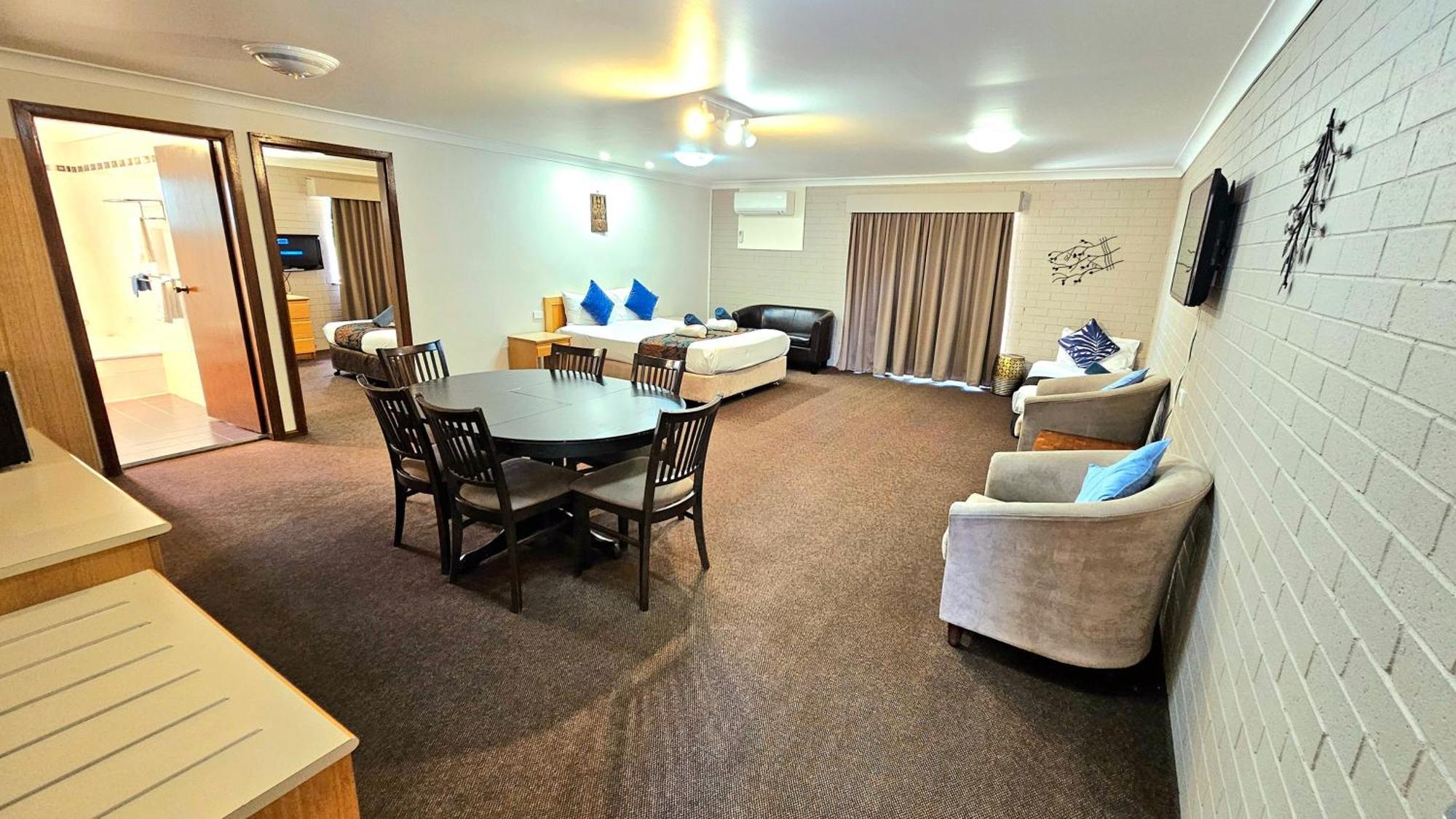 Hilltops Retreat Motor Inn Young Luaran gambar