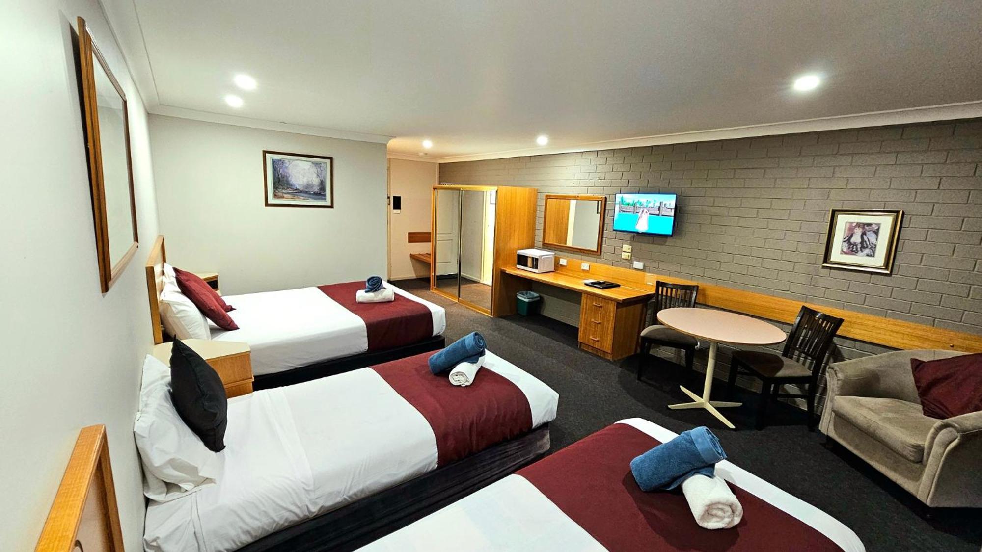 Hilltops Retreat Motor Inn Young Luaran gambar