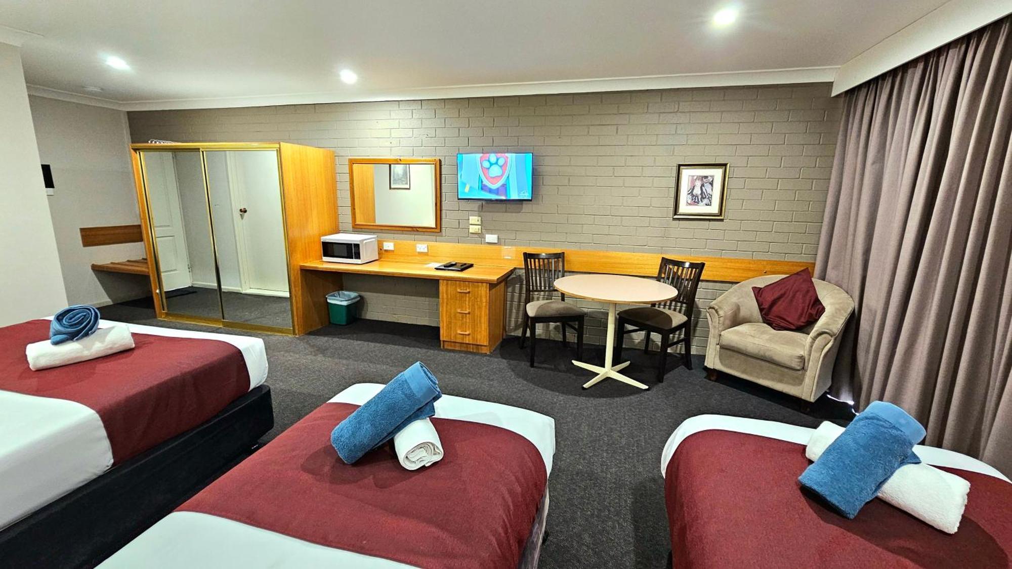 Hilltops Retreat Motor Inn Young Luaran gambar