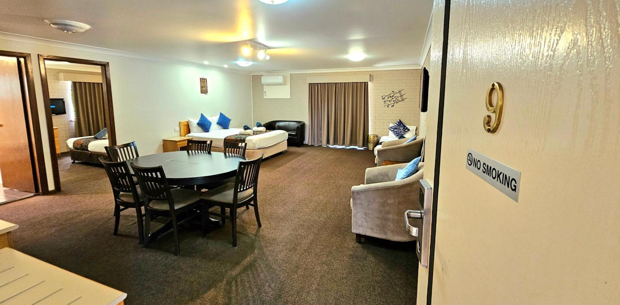 Hilltops Retreat Motor Inn Young Luaran gambar