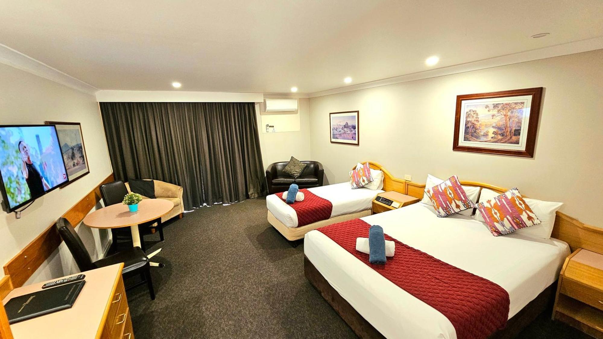 Hilltops Retreat Motor Inn Young Luaran gambar