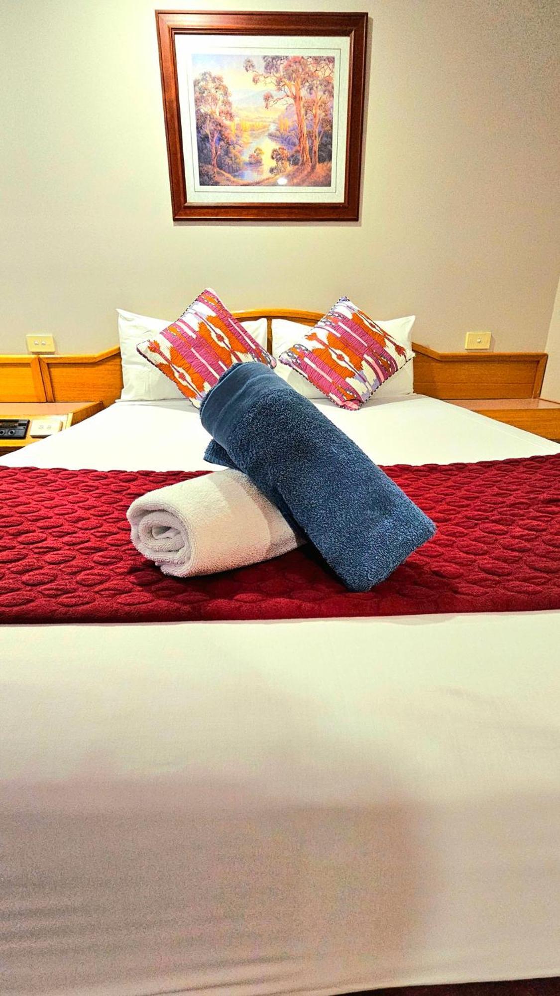 Hilltops Retreat Motor Inn Young Luaran gambar