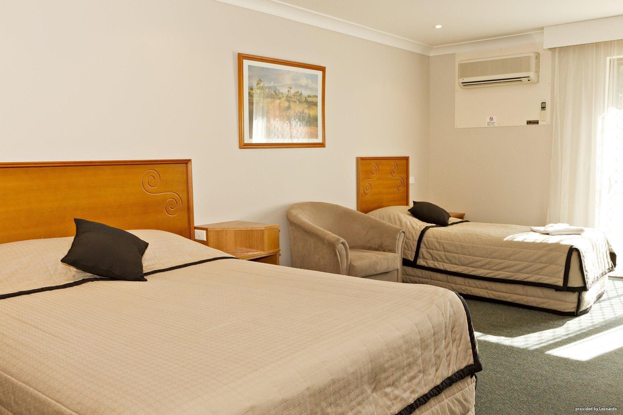Hilltops Retreat Motor Inn Young Bilik gambar