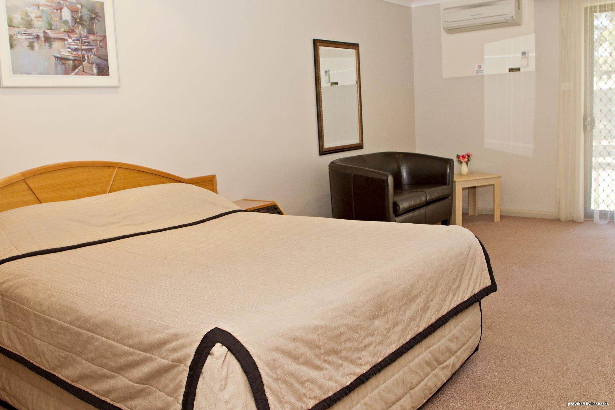 Hilltops Retreat Motor Inn Young Bilik gambar
