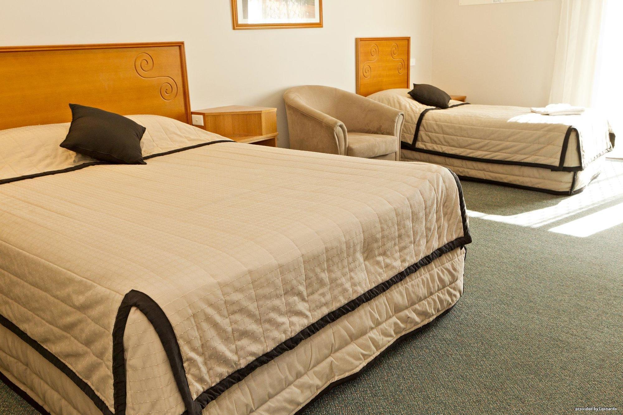 Hilltops Retreat Motor Inn Young Bilik gambar