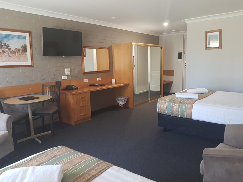 Hilltops Retreat Motor Inn Young Luaran gambar
