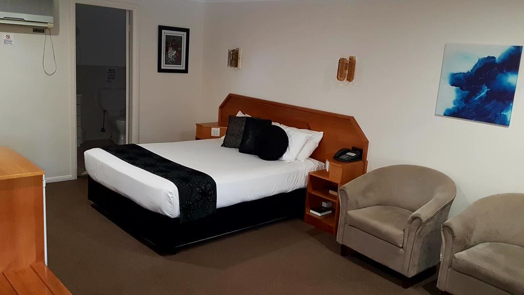 Hilltops Retreat Motor Inn Young Luaran gambar