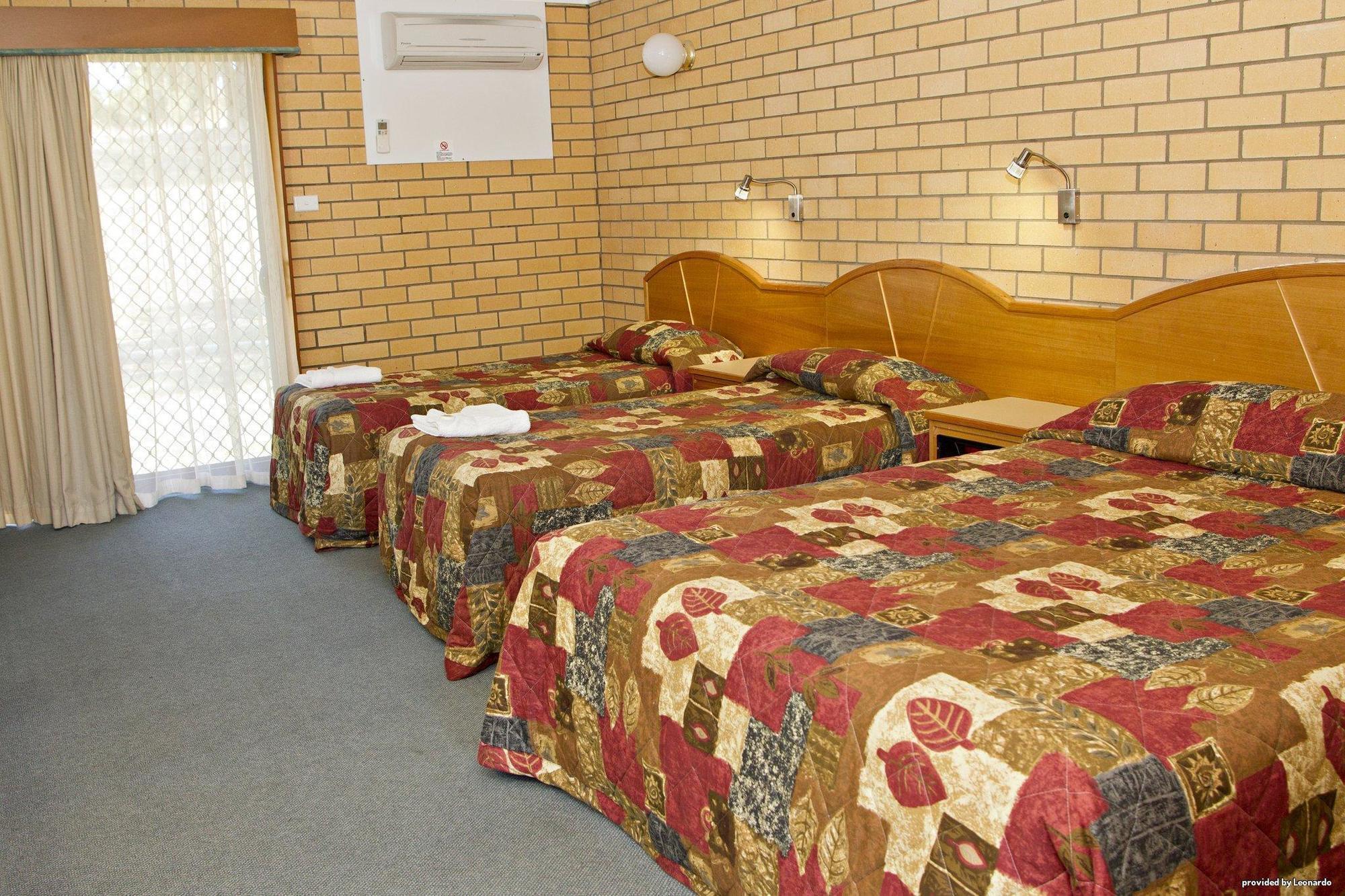 Hilltops Retreat Motor Inn Young Luaran gambar