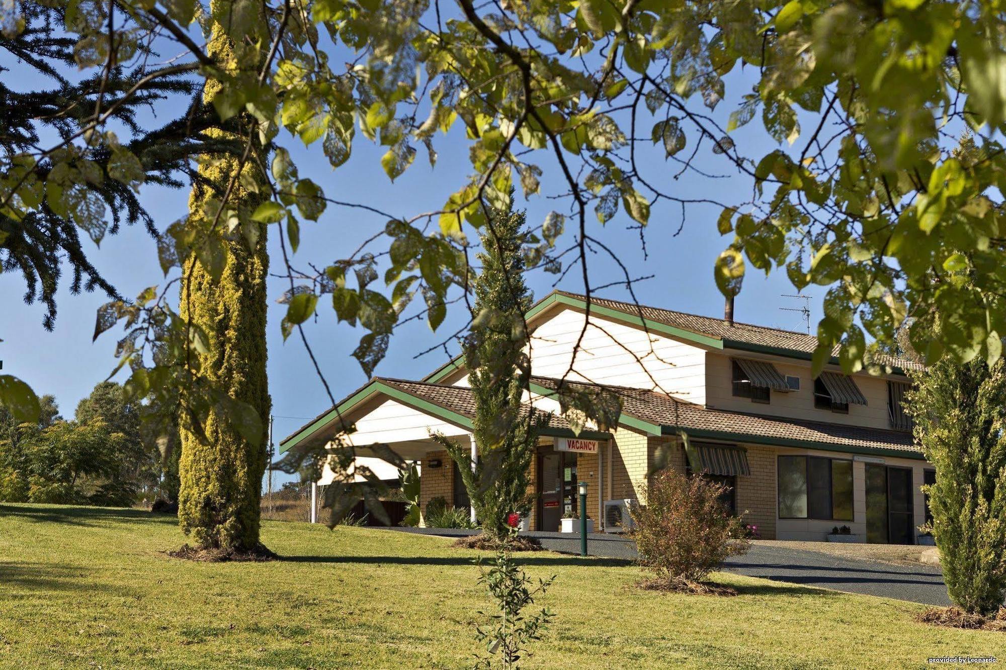 Hilltops Retreat Motor Inn Young Luaran gambar