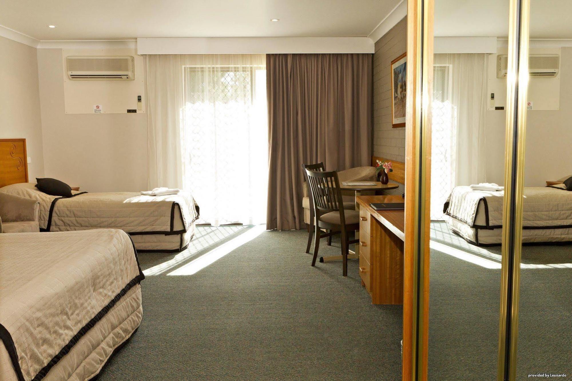Hilltops Retreat Motor Inn Young Bilik gambar