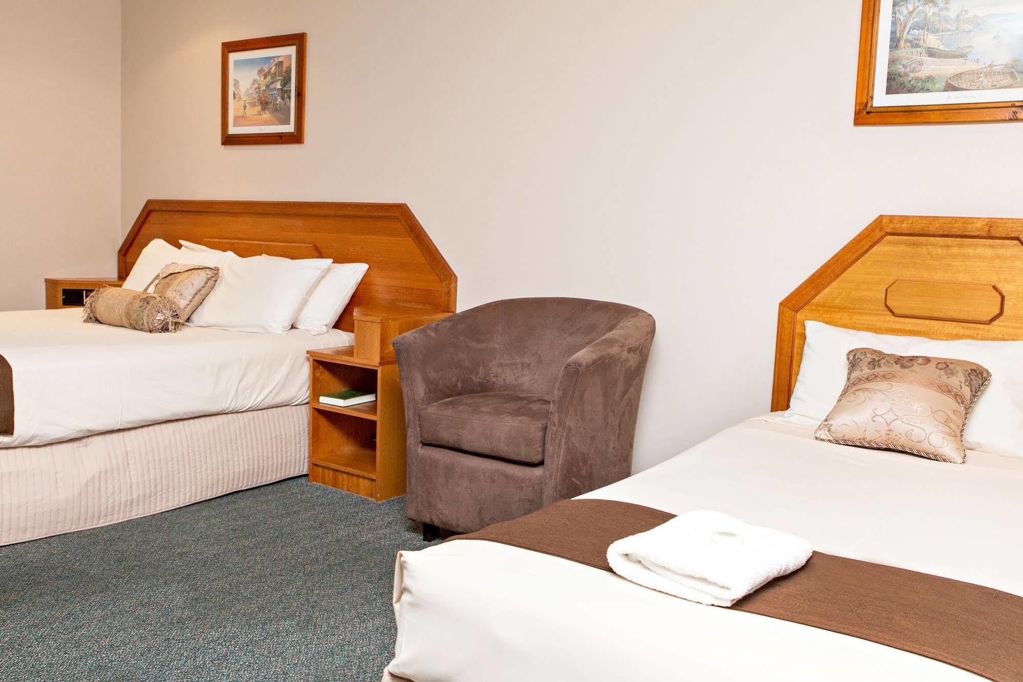 Hilltops Retreat Motor Inn Young Luaran gambar